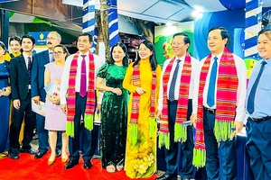 Chủ tịch UBND TPHCM Phan Văn Mãi cùng các đại biểu tại lễ khai mạc
