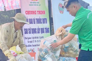 Người dân TP Đà Lạt đem bao bì thuốc BVTV đã qua sử dụng đến đổi quà tặng