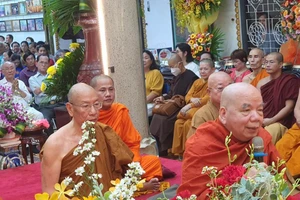 Lễ tắm Phật và Lễ buộc chỉ cổ tay cầu an tại chùa Phổ Minh