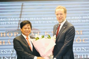 Chủ tịch Hội Hữu nghị Việt Nam - Hà Lan TPHCM Trần Trọng Dũng tặng hoa cho Tổng Lãnh sự Daniel Stork chúc mừng tại lễ kỷ niệm