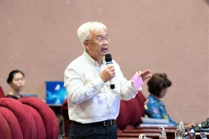 PGS-TS Phan Thanh Bình, nguyên Chủ nhiệm Ủy ban Văn hóa Giáo dục Thanh niên, Thiếu niên và Nhi đồng Quốc hội, phát biểu tại hội thảo