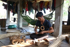Hồ Kết đã truyền thụ nghề đan lát, mây tre truyền thống cho hàng trăm người dân ở Quảng Bình