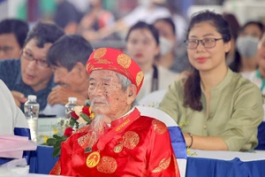 Nhà nghiên cứu văn hóa Nguyễn Đình Tư (103 tuổi), đại sứ Ngày Sách và Văn hóa đọc Việt Nam lần thứ 2 tại TPHCM. Ảnh: DŨNG PHƯƠNG