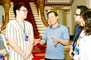 Chủ tịch UBND TPHCM Phan Văn Mãi trò chuyện với khách tham quan Trụ sở HĐND và UBND TPHCM sáng 30-4