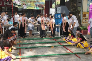 Học sinh Trường THPT Hùng Vương (quận 5) tham gia hoạt động trải nghiệm với chủ đề “Từ cội nguồn đất Tổ Hùng Vương đến TPHCM”