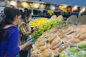 Khách chọn mua xoài Đồng Tháp tại siêu thị Go! An Lạc (quận Bình Tân)