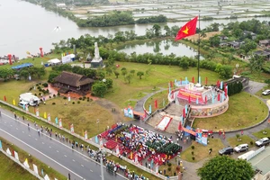 Lễ thượng cờ Thống nhất non sông ở Di tích Quốc gia đặc biệt đôi bờ Hiền Lương - Bến Hải Ảnh: NGUYỄN HOÀNG