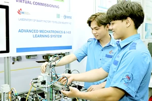 Sinh viên ngành Công nghệ kỹ thuật cơ khí Trường ĐH Công nghiệp TPHCM học thực hành tại phòng thí nghiệm