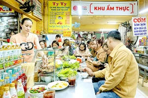 Một cửa hàng ẩm thực tại chợ Cồn, Đà Nẵng