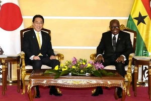 Thủ tướng Nhật Bản Kishida Fumio và Tổng thống Ghana Nana Addo Dankwa Akufo-Addo tại thủ đô Accra ngày 1-5. Nguồn: Kyodo 