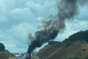 Container bốc cháy dữ dội trên cao tốc Cam Lộ- La Sơn