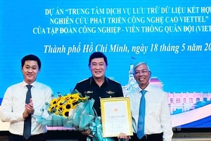 Đồng chí Võ Văn Hoan và đồng chí Hứa Quốc Hưng trao giấy chứng nhận đăng ký đầu tư