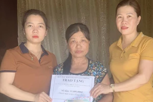 Trao 11 triệu đồng của bạn đọc báo SGGP cho mẹ ruột của Trần Khánh Lộc 