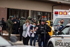 Cảnh sát sơ tán người dân khỏi hiện trường vụ xả súng ở siêu thị thành phố Boulder, bang Colorado, Mỹ ngày 22-3-2021