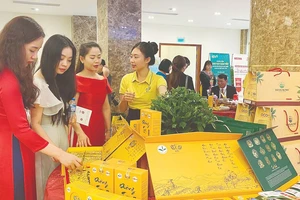 Sản phẩm Dương Trà pha bằng nước lạnh của HTX Nông nghiệp và Dịch vụ Bắc Thái giới thiệu tại hội chợ thương mại