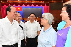 Phó Bí thư Thành ủy TPHCM Nguyễn Hồ Hải trao đổi với cử tri quận 11. Ảnh: VIỆT DŨNG