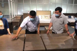Sản xuất đồ gỗ nội thất tại Công ty CP Chế biến gỗ Thuận An, Bình Dương. Ảnh: THANH HẢI