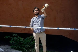 Salwan Momika đốt Kinh Koran ở bên ngoài một nhà thờ Hồi giáo tại thủ đô Stockholm. Nguồn: Sweden Post