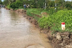 Tuyến đường ô tô về trung tâm xã Nguyễn Huân bị sạt lở nghiêm trọng