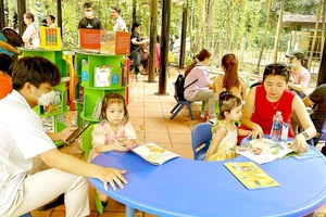 Vườn sách tại Thảo cầm viên Sài Gòn sẽ là nơi phụ huynh cùng các em nhỏ nghỉ chân, làm giàu tri thức và thư giãn tâm hồn