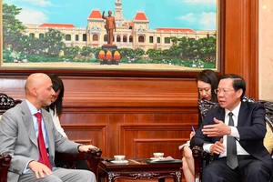 Chủ tịch UBND TPHCM Phan Văn Mãi và ông Bader Almatrooshi, Đại sứ Các Tiểu vương quốc Arab thống nhất (UAE) tại Việt Nam tại buổi tiếp. Ảnh: VIỆT DŨNG