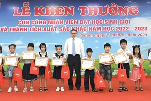 Tổng giám đốc Vedan Việt Nam - ông Ni Chih Hao, trao học bổng và phần thưởng cho con em cán bộ công nhân viên