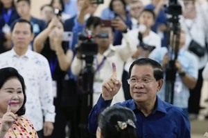 Thủ tướng Campuchia Hun Sen và Phu nhân tại điểm bầu cử sáng 23-7. Ảnh: AP 