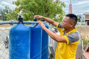 Người dân lắp đặt hệ thống lọc nước ngoài trời để giảm tình trạng nhiễm phèn