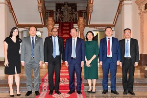 Chủ tịch UBND TPHCM Phan Văn Mãi tiếp Đại sứ Singapore Jaya Ratnam (thứ hai từ trái sang). Ảnh: VIỆT DŨNG