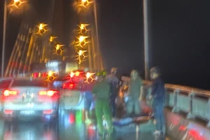 Công an tỉnh Tiền Giang bắt giữ các đối tượng mang theo hung khí khi qua cầu Rạch Miễu . Ảnh: A.X 