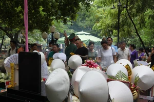 Du khách hành lễ tại Nghĩa trang Hàng Dương (Côn Đảo)