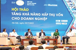 Ông Trần Long - Phó Tổng Giám đốc BIDV (ngoài cùng bên phải) chia sẻ thông tin tại Hội thảo “Tăng khả năng hấp thụ vốn cho doanh nghiệp”