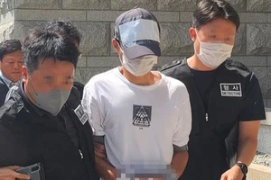 Cảnh sát Hàn Quốc áp giải nghi phạm vụ tấn công bằng dao tại trường học tới tòa án quận Daejeon, thành phố Daejeon, ngày 5-8-2023. Ảnh: YONHAP
