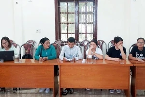 Nhóm "Bông hồng đen" tại buổi làm việc với UBND phường Hải Sơn liên quan việc cho tiền để lấy mẫu máu của học sinh xét nghiệm. Nguồn ảnh: Tuyên giáo quận Đồ Sơn