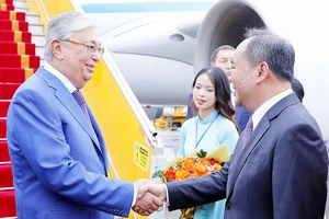 Chủ nhiệm Văn phòng Chủ tịch nước Lê Khánh Hải đón Tổng thống Kazakhstan Kassym-Jomart Tokayev tại sân bay quốc tế Nội Bài