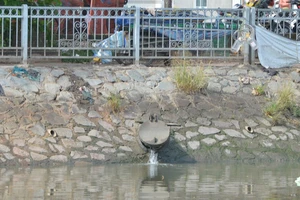 Nước thải từ khu dân cư ở phường 9, quận 8 xả ra kênh Tàu Hủ