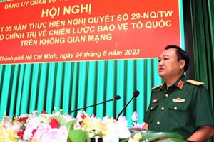 Thiếu tướng Trần Vinh Ngọc, Ủy viên Ban Thường vụ Đảng ủy, Phó Chính uỷ Quân khu phát biểu tại hội nghị