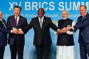 Lãnh đạo 4 quốc gia BRICS và Ngoại trưởng Nga Sergei Lavrov tại hội nghị thượng đỉnh ở Nam Phi ngày 24-8. Ảnh: AP