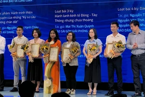 Ban tổ chức trao giải nhất cho các tác giả báo Giao thông và báo Tuổi trẻ