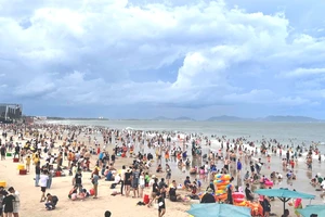 Du khách vui chơi tắm biển Bãi Sau, TP Vũng Tàu trong ngày 1-9-2023