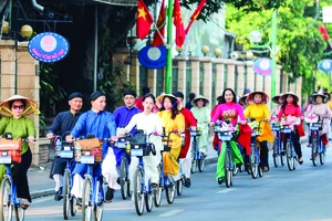 Hơn 100 người trong trang phục áo dài đạp xe qua các tuyến phố, điểm tham quan nổi tiếng của Hà Nội 