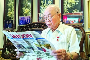 Sáng hàng ngày, ông Nguyễn Tiến Hà đều đọc báo để cập nhật tin tức