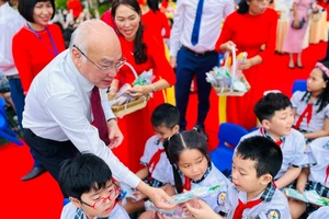 Trưởng Ban Tuyên giáo Thành ủy TPHCM Phan Nguyễn Như Khuê tặng quà cho các em học sinh. Ảnh: CHÍ THẠCH