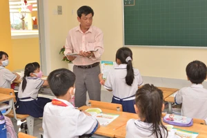 Giáo viên và học sinh Trường Tiểu học Rạch Giá, huyện Bình Chánh, trong ngôi trường mới xây (ảnh chụp chiều 7-9-2023). Ảnh: CAO THĂNG