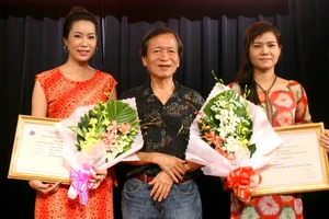 Soạn giả Lê Duy Hạnh trao giải thưởng cho nghệ sĩ đoạt giải trong một cuộc thi do Hội Nghệ sĩ Sân khấu Việt Nam tổ chức năm 2012