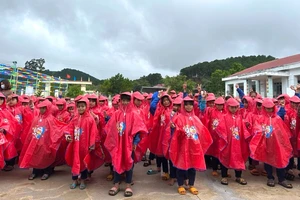 Áo mưa tặng cho học sinh