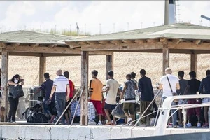 Tàu chở người di cư tới nơi tiếp nhận tạm thời trên đảo Lampedusa, Italy