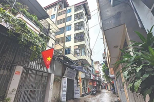 Nhiều chung cư mini ở Yên Xá, Thanh Trì (Hà Nội) quây kín bởi hàng rào sắt, khó thoát hiểm nếu có sự cố. Ảnh: ĐỖ TRUNG