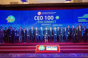 Lãnh đạo TPHCM cùng các đại biểu tại chương trình gặp gỡ “CEO 100 Tea Connect”. Ảnh: HOÀNG HÙNG