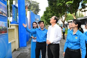 Phó Bí thư Thành ủy TPHCM Nguyễn Hồ Hải và các đại biểu tham quan triển lãm “Công đoàn TPHCM – Niềm tin của người lao động”. Ảnh: VIỆT DŨNG